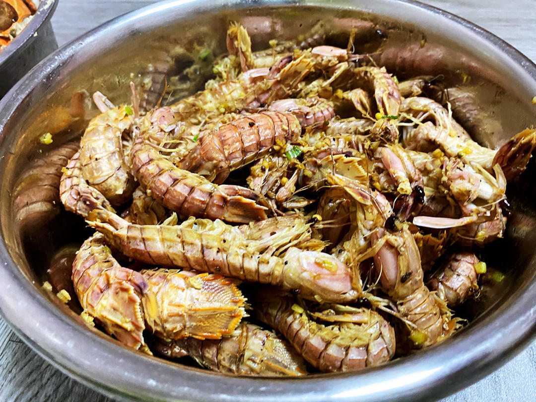 无油炸版的椒盐皮皮虾和巧拨虾壳的方法