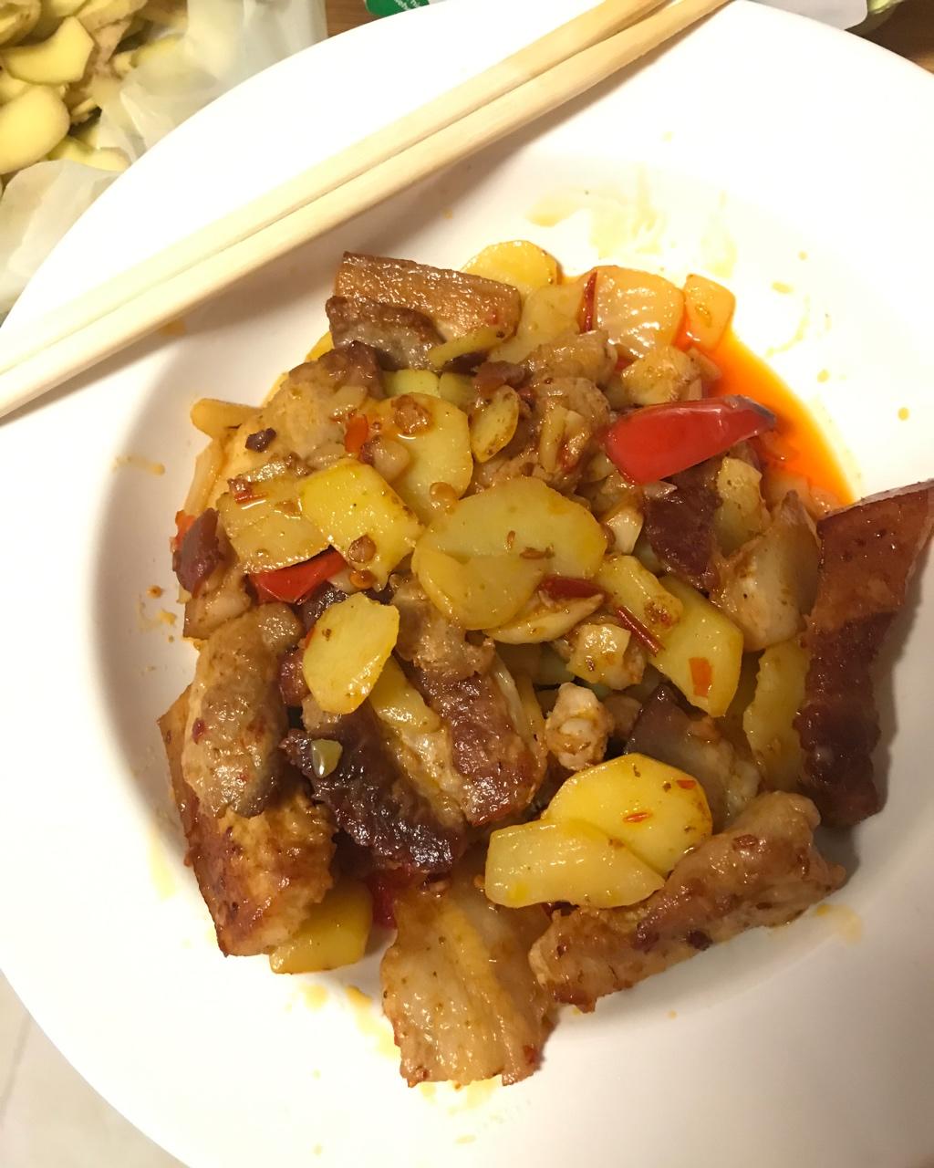 五花肉干煸土豆片