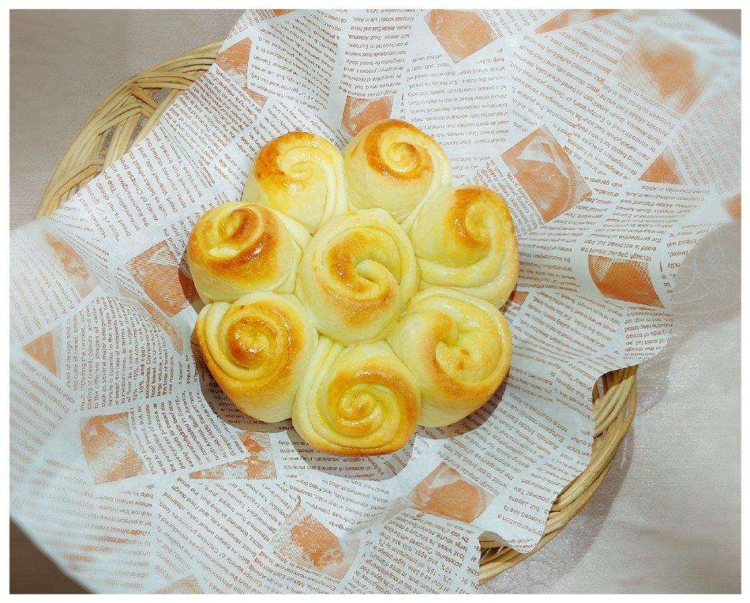 奶香酥粒花朵面包