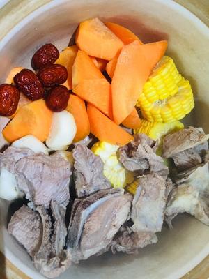 猪骨马蹄胡萝卜玉米汤的做法 步骤1