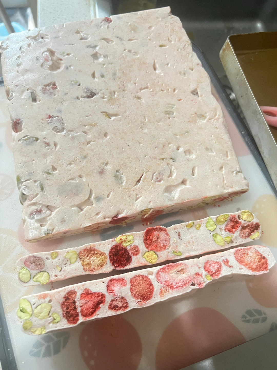 高颜值的粉色草莓牛轧糖‼️送礼必备✅酸甜好吃