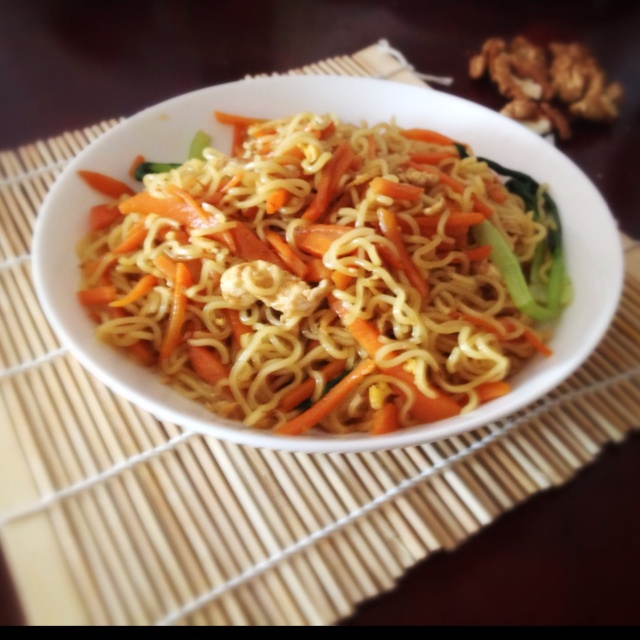 王婷婷and小贝做的胡萝卜芹菜肉丝炒面