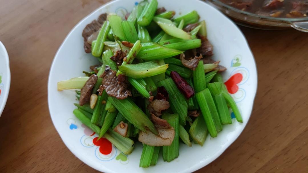 猪肉炒芹菜（小时候的家常菜）