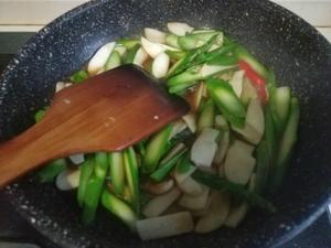 素炒芦笋杏鲍菇的做法 步骤4
