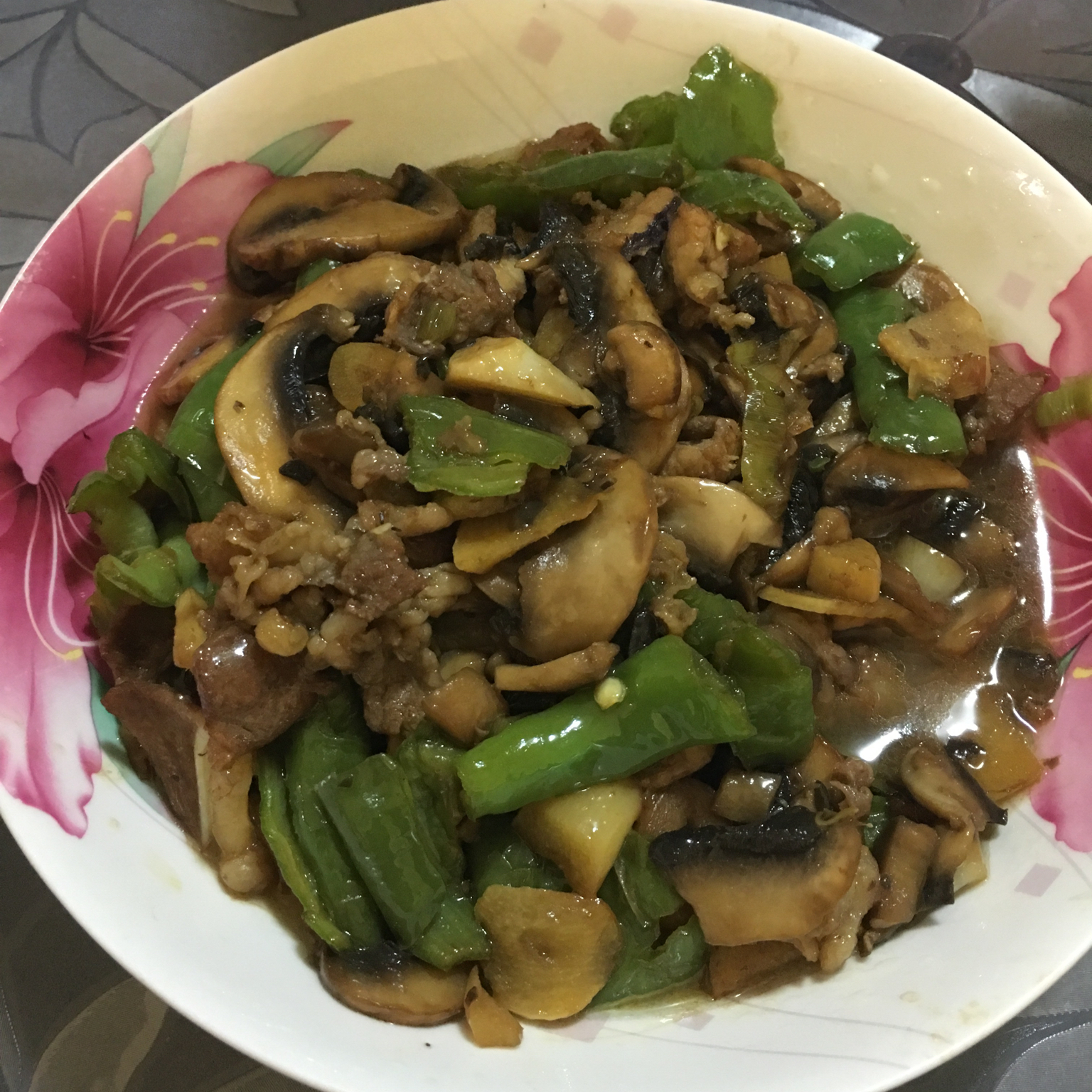 青椒海鲜菇爆炒肉片