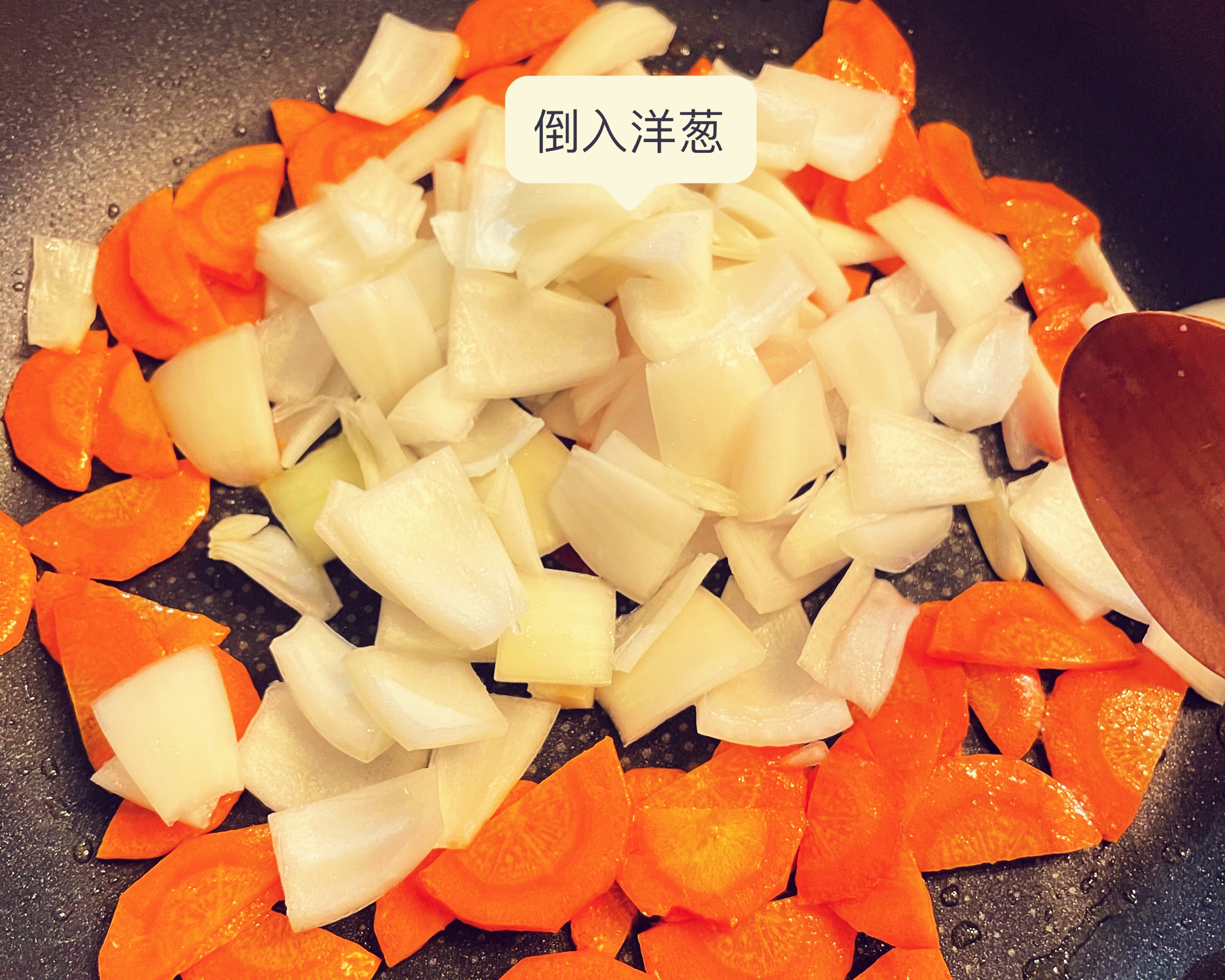 大人小孩都爱吃的韩国小菜——蔬菜炒香肠的做法 步骤6