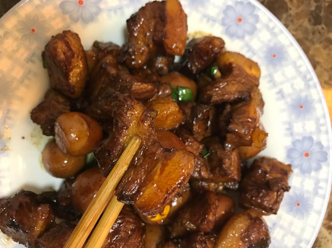 加了鹌鹑蛋后，这盘红烧肉，美味的逆天啦——鹌鹑蛋烧肉（孔瑶食谱）