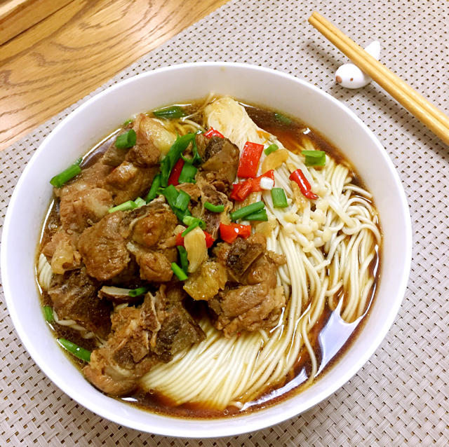 十二先森不胖做的红烧麻油排骨面