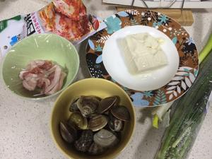 《昨日的美食》之吉尔贝尔风泡菜汤（佐蛤蜊和豆腐）的做法 步骤2