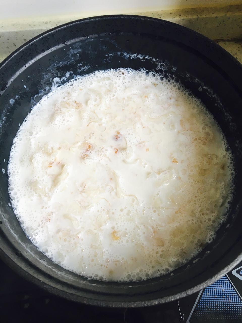 桃胶牛奶银耳羹