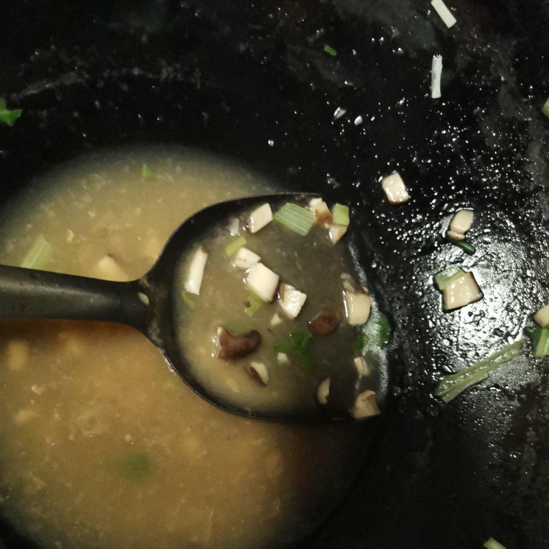菌汤面条 看得见的香菇 尝得到的鲜美 这才是真正的菌汤