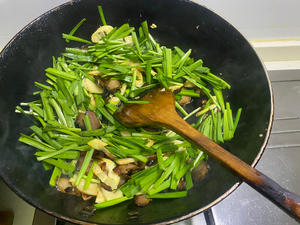 杭邦菜：韭菜春笋炒酱肉的做法 步骤3
