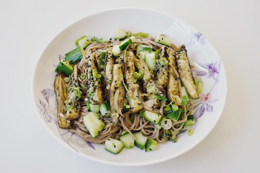 味噌茄子绿茶面和黄瓜沙拉［Miso aubergine，green tea noodle and cucumber salad］