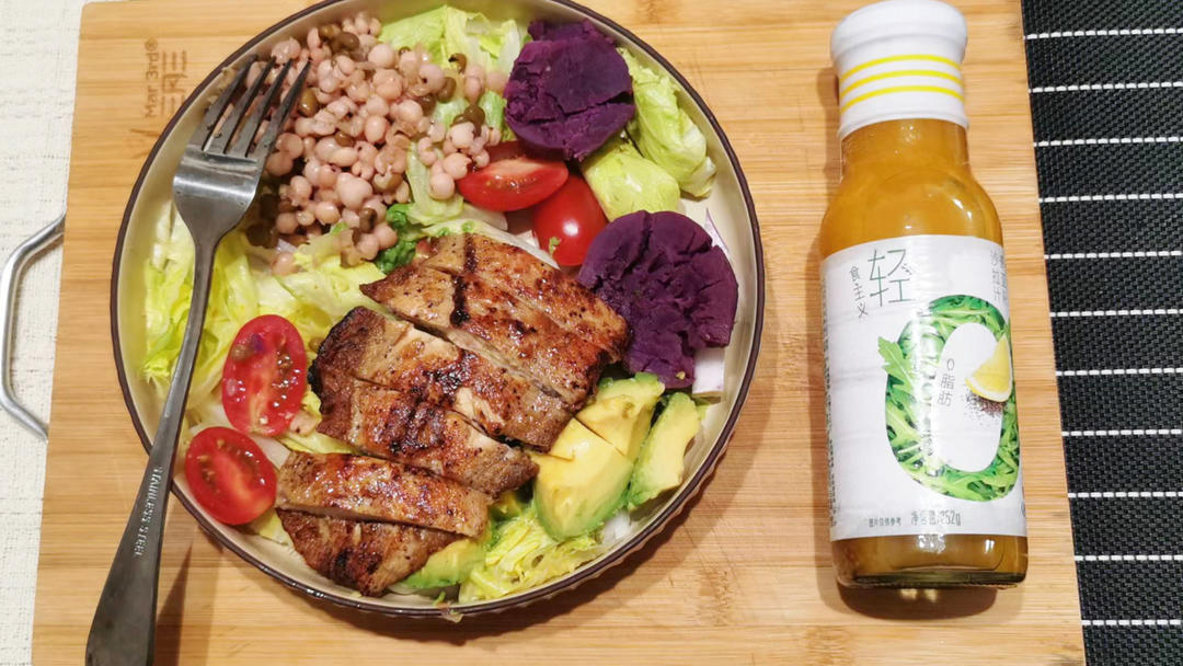 多彩藜麦熏鸡沙拉