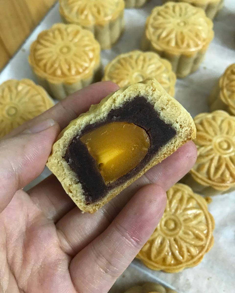 广式月饼—蛋黄莲蓉月饼