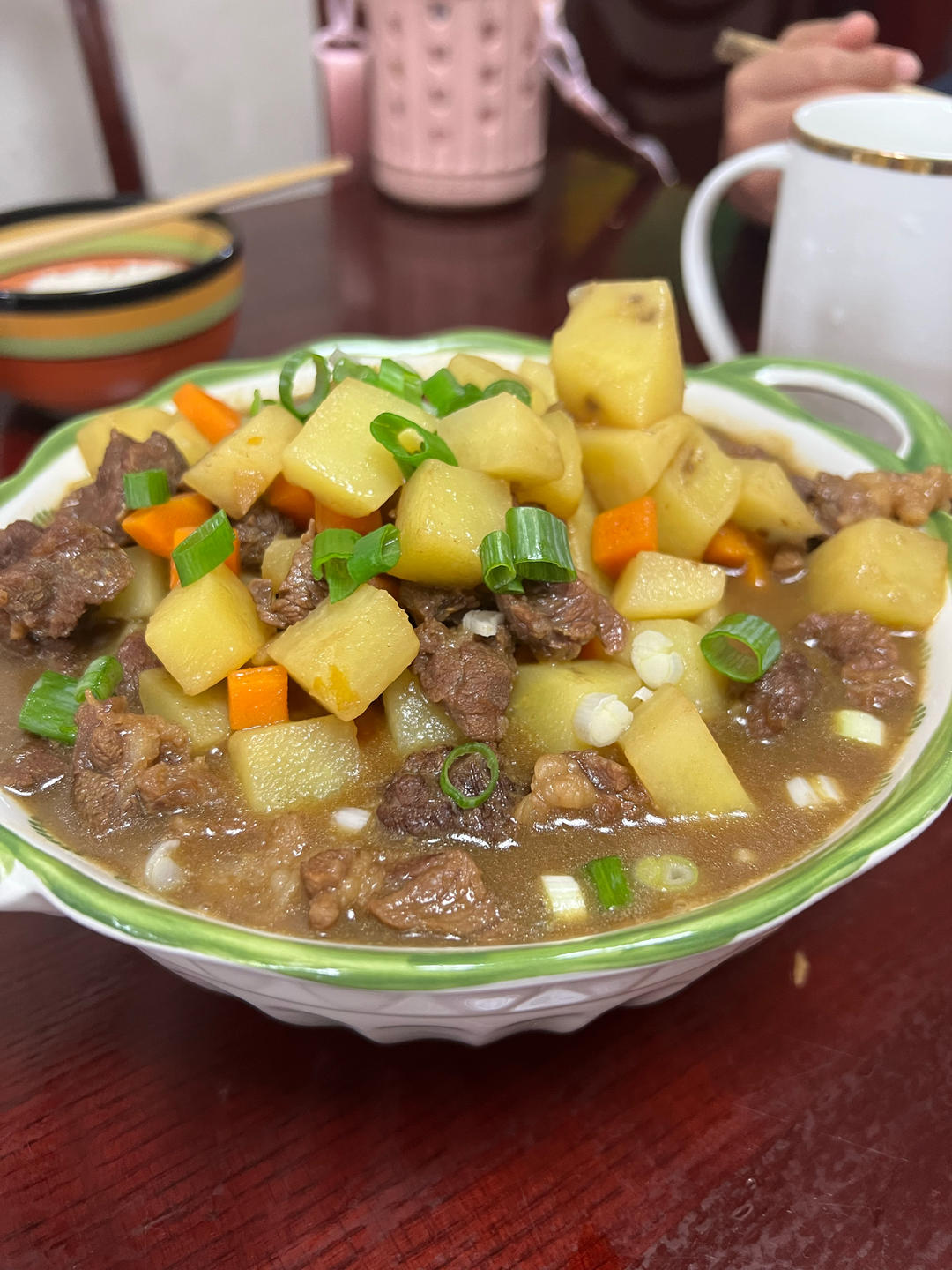 土豆燉牛肉之饭扫光，这样做也太香了吧，还没出锅已是浓香四溢了