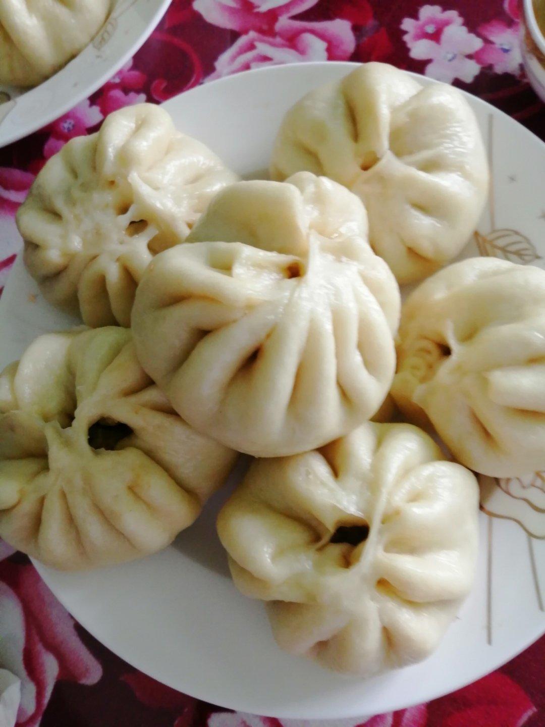 松软多汁的肉包子