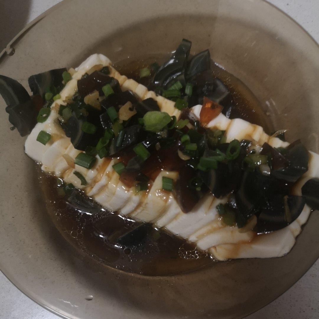 双椒拌皮蛋豆腐