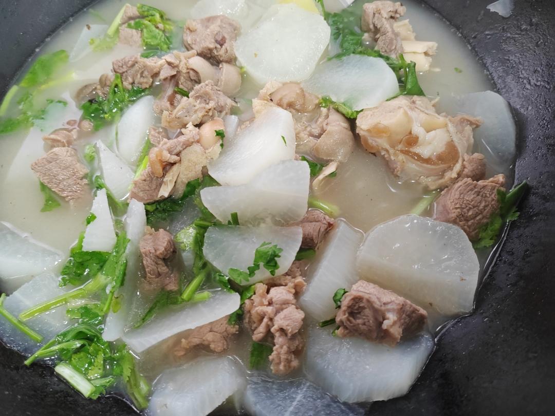 冬季暖锅，没有比萝卜炖羊肉更滋补的了