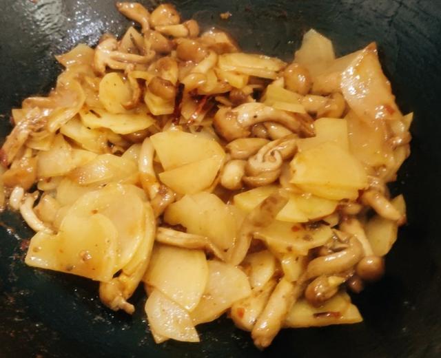 滑子蘑土豆片的做法