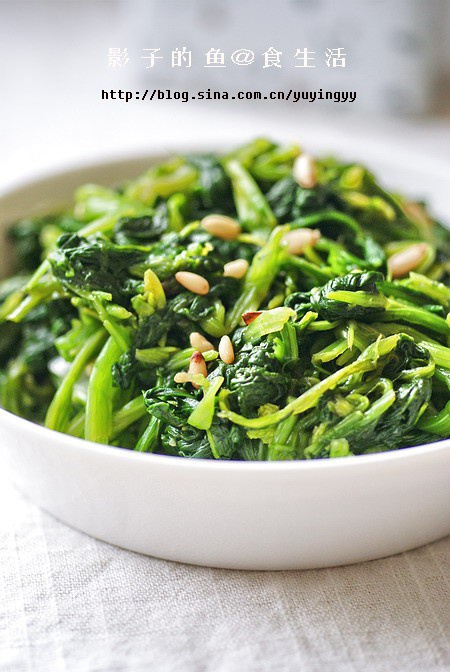 松仁菠菜的做法