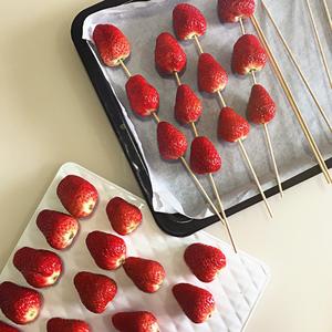 草莓冰糖葫芦的做法 步骤3