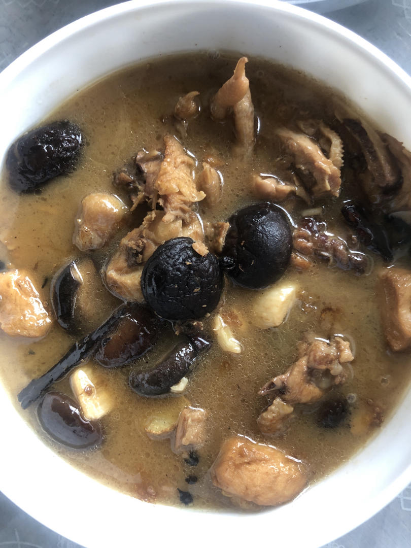 首页>家常菜>小鸡炖蘑菇>尹小鱼的家做的小鸡炖蘑菇>