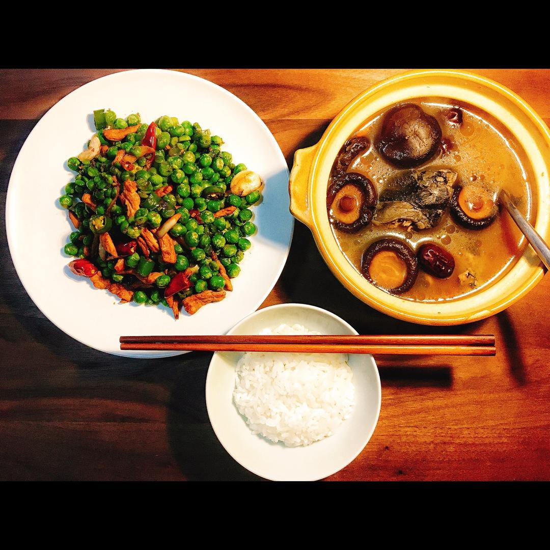 乌骨鸡煲汤
