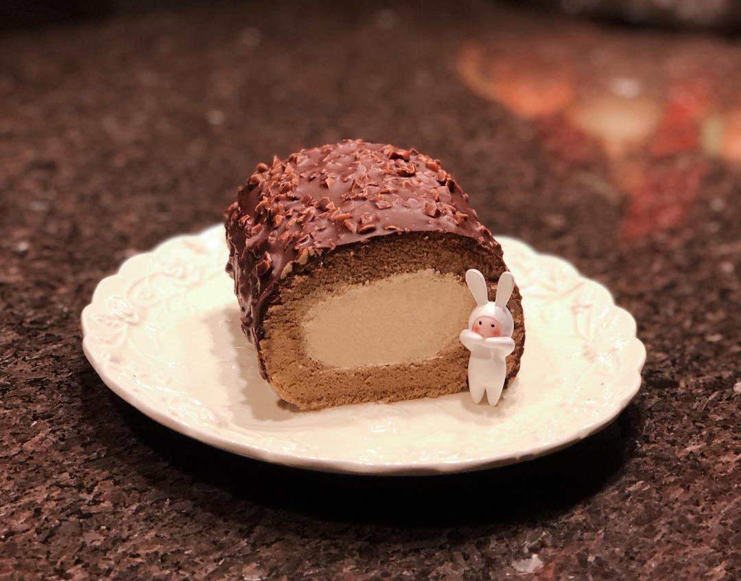 「黑巧脆皮咖啡奶油梦龙卷」