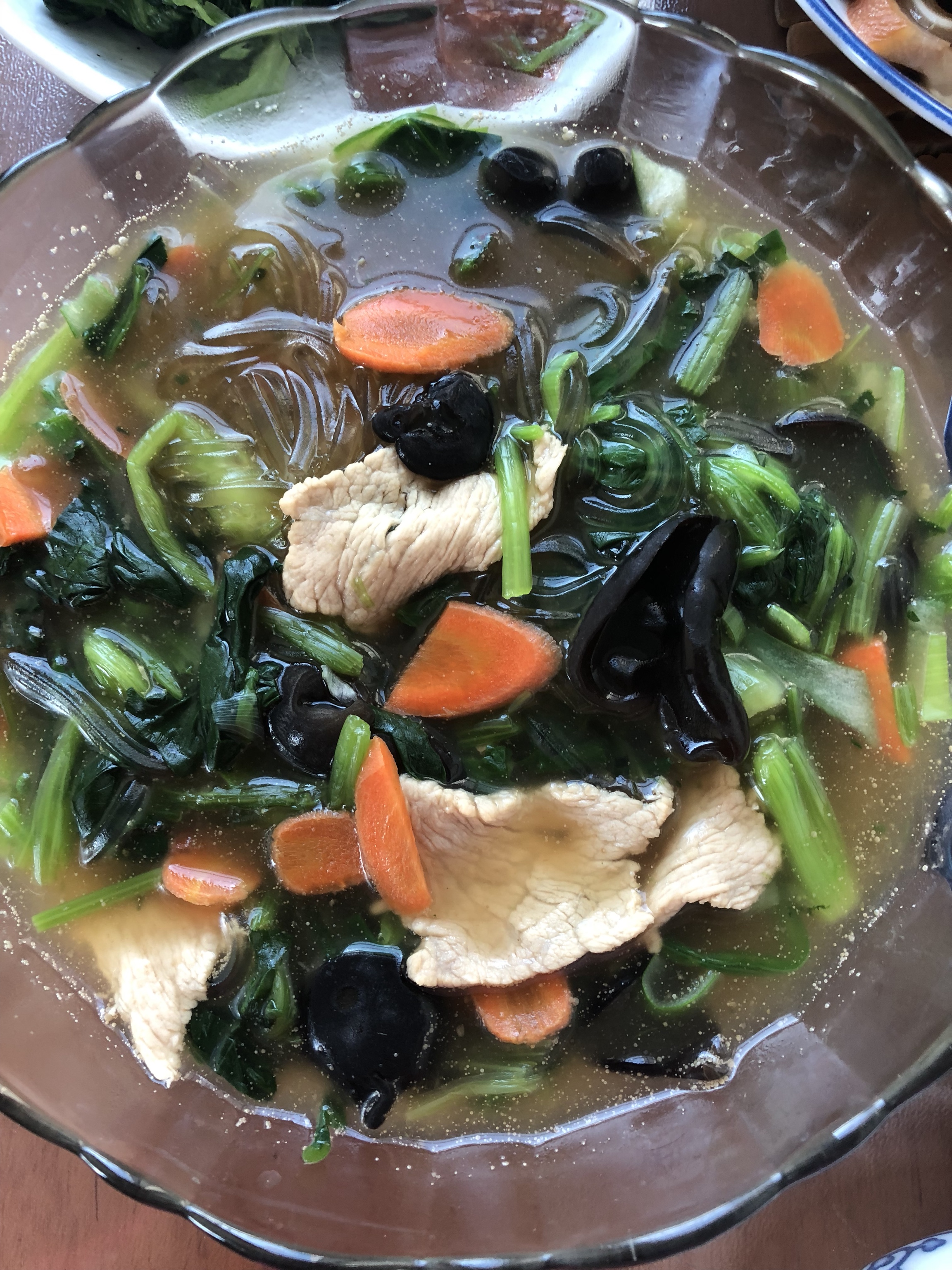 菠菜木耳肉片汤的做法
