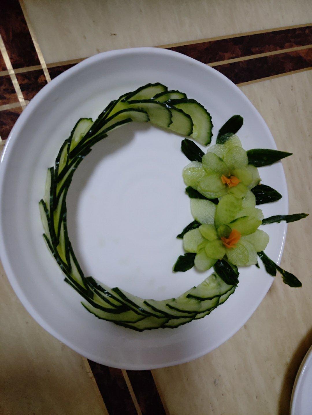 简单美丽的盘饰（1）——（不会雕刻也能做出）黄瓜拼装花