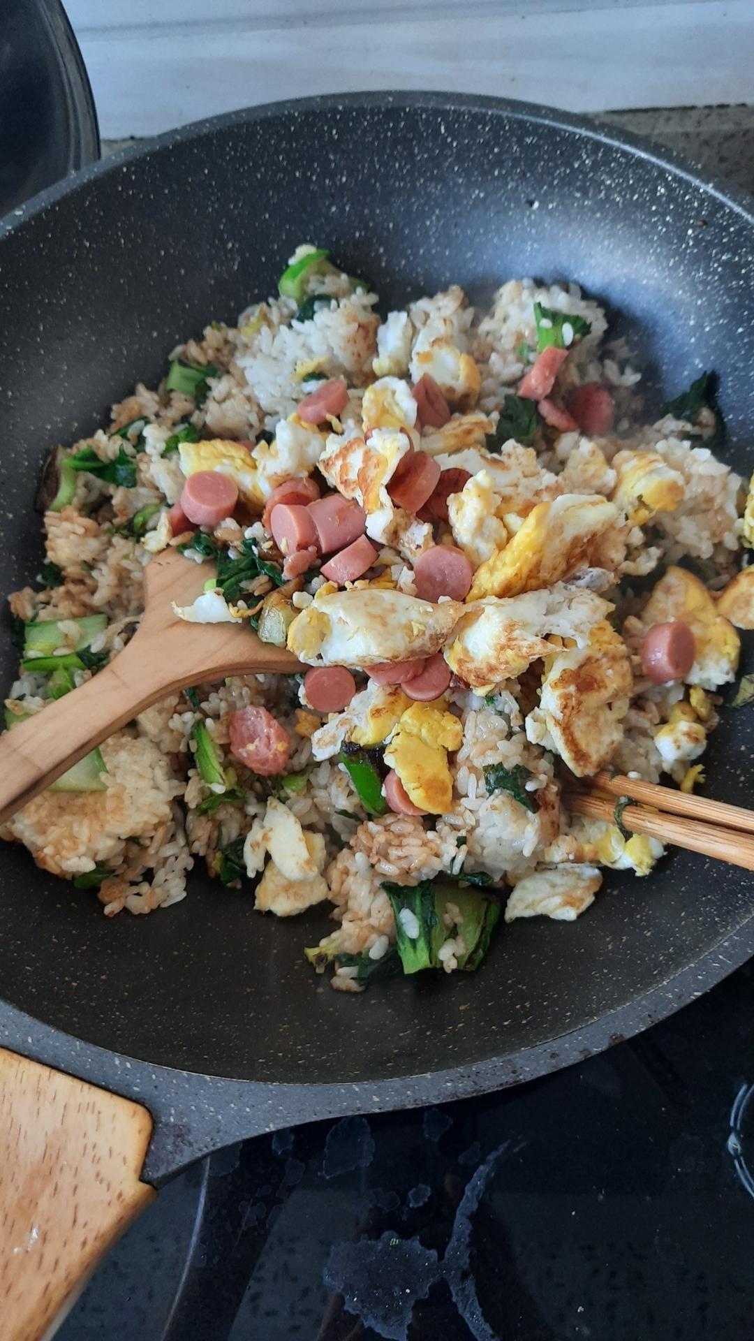 火腿肠鸡蛋青菜炒饭