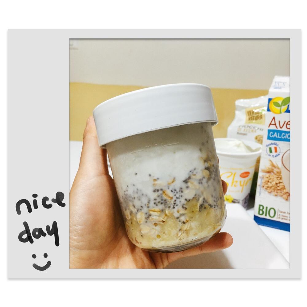 【健康营养早餐】不用煮的燕麦奇亚籽香蕉酸奶昔
