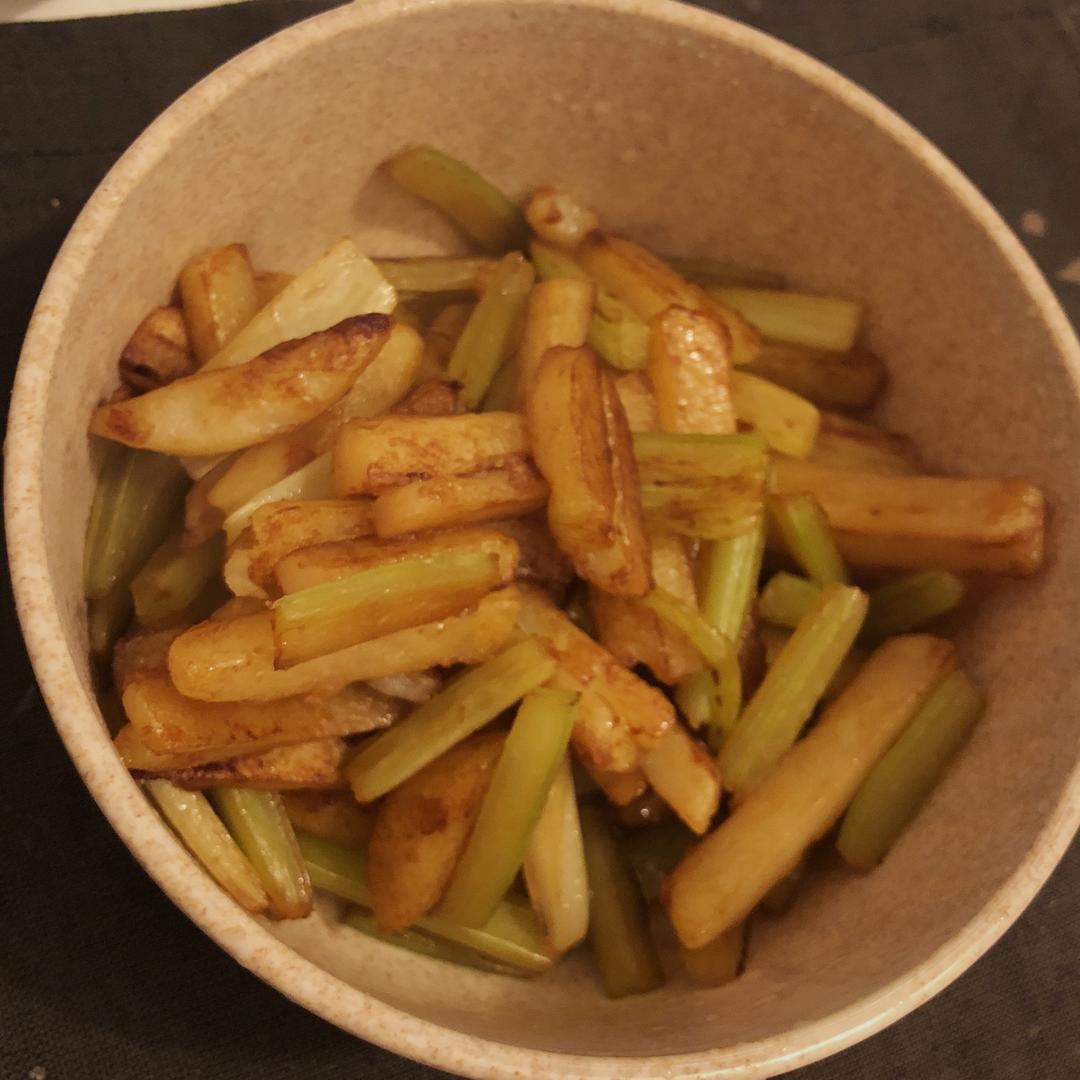 土豆炒芹菜