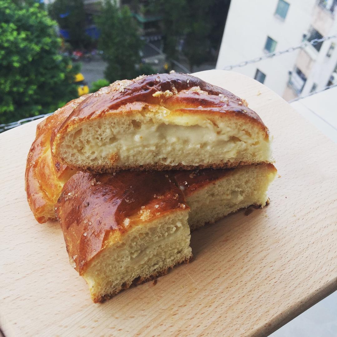 香软草莓奶酪馅辫子面包