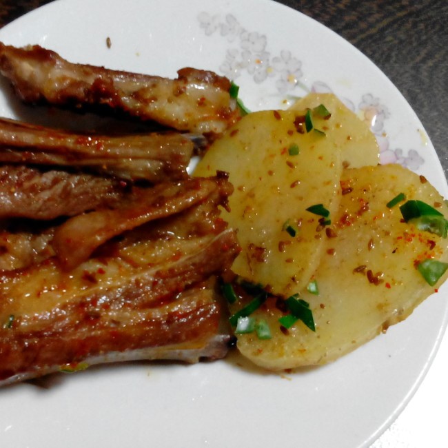 孜然羊排烤土豆