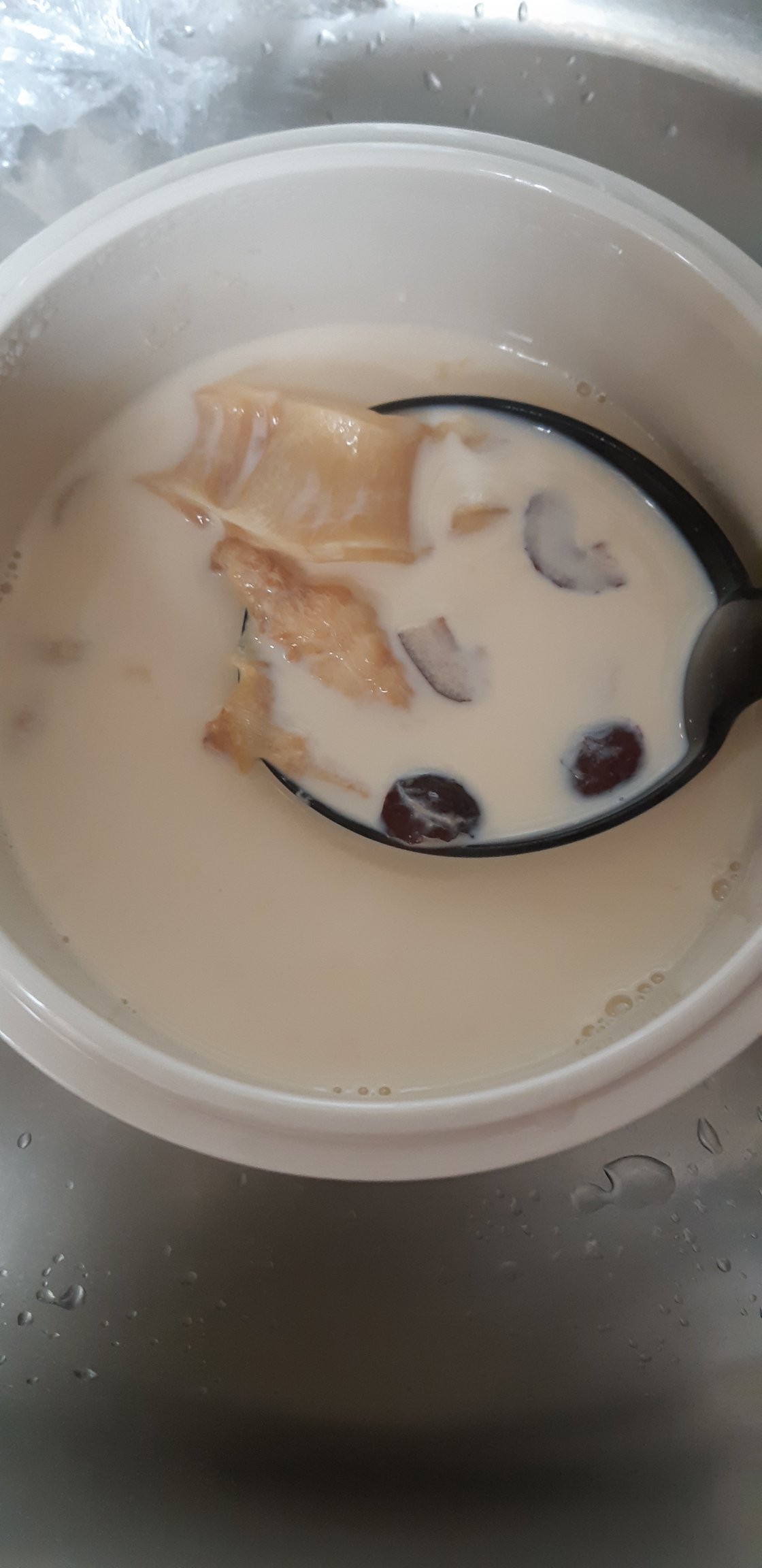 红枣花胶莲子炖牛奶