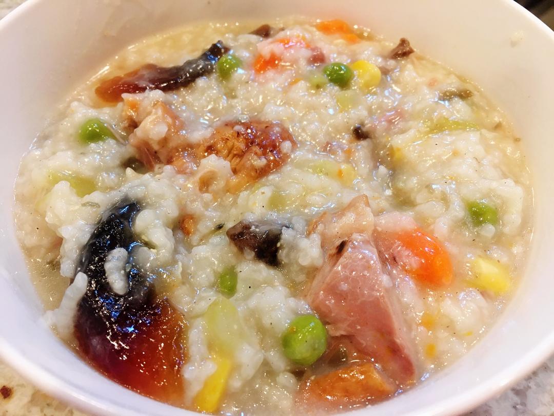 闹闹爱美食做的皮蛋烧鸭粥