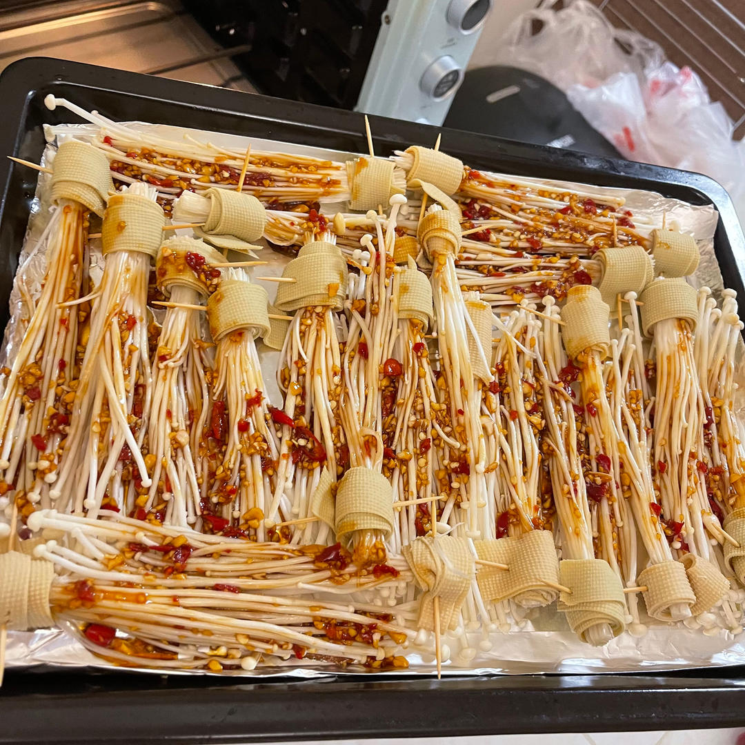 饭饭想吃饭做的锡纸金针菇在家用烤箱就能做的烧烤烧烤店必点菜品之一