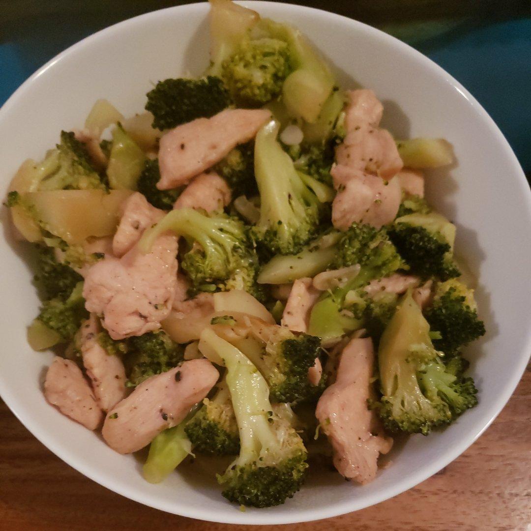 西兰花炒黑胡椒鸡胸肉