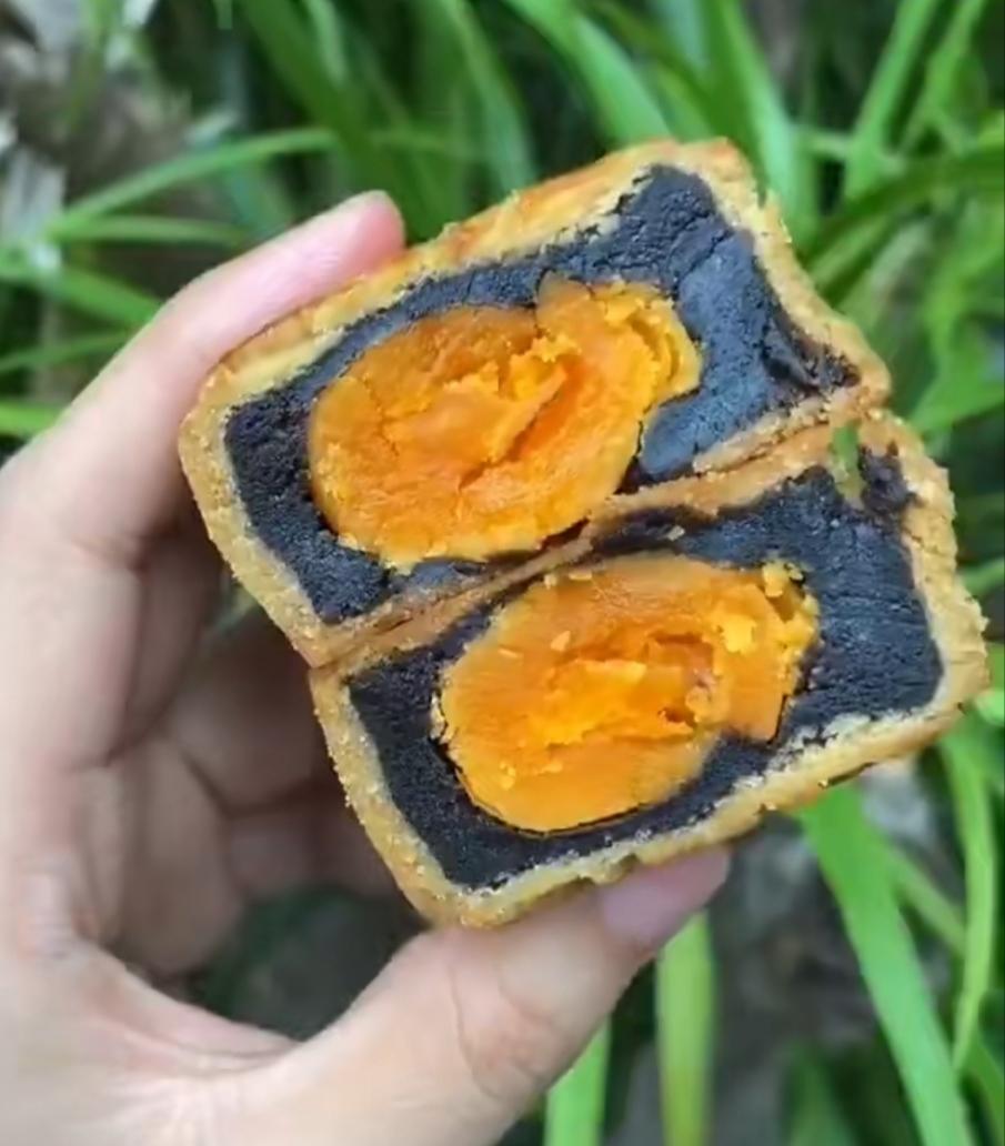 黑芝麻蛋黄月饼