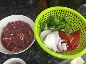 彩椒炒牛肉的做法 步骤2