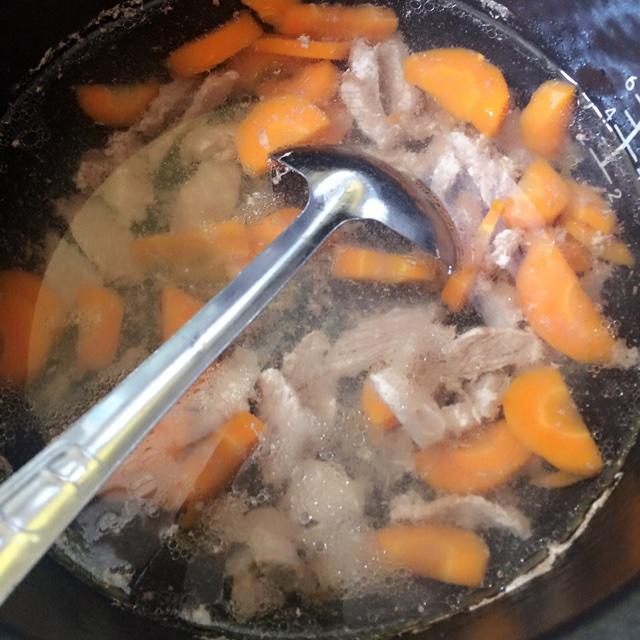 胡萝卜猪肉汤的做法