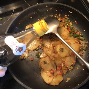 ㄟ(ʅ⊙ω⊙)超快速椒盐土豆片 — 外酥里嫩的做法 步骤10