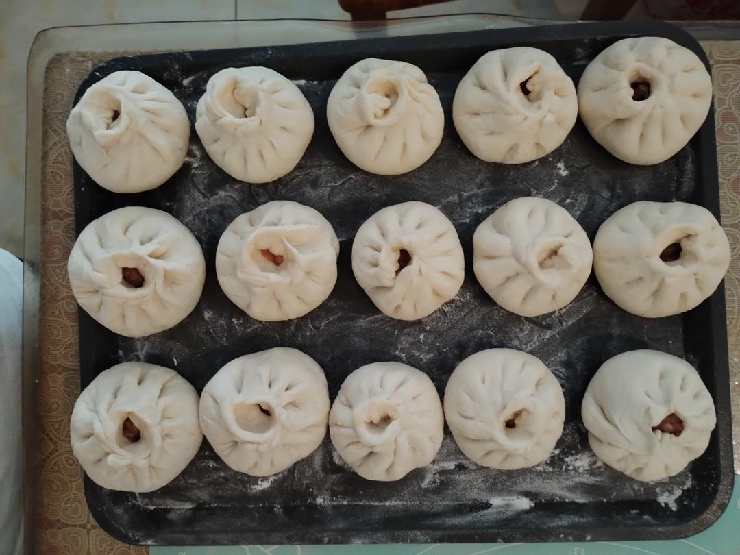 松软多汁的肉包子