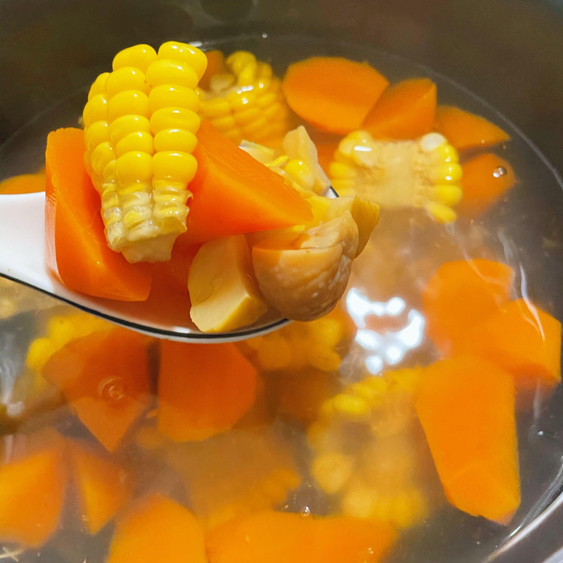 清甜栗子胡萝卜玉米汤的做法