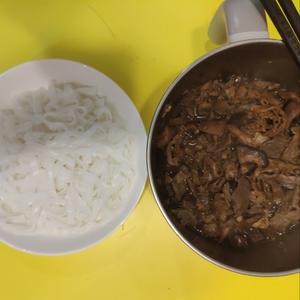 电煮锅版：香菇肥牛捞河粉的做法 步骤14