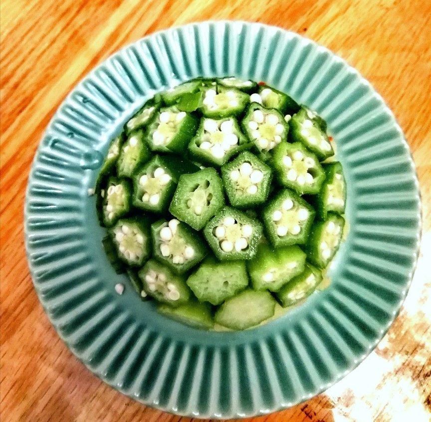 这绝对是秋葵颜值最高的做法，好看又好吃，端上桌最先光盘