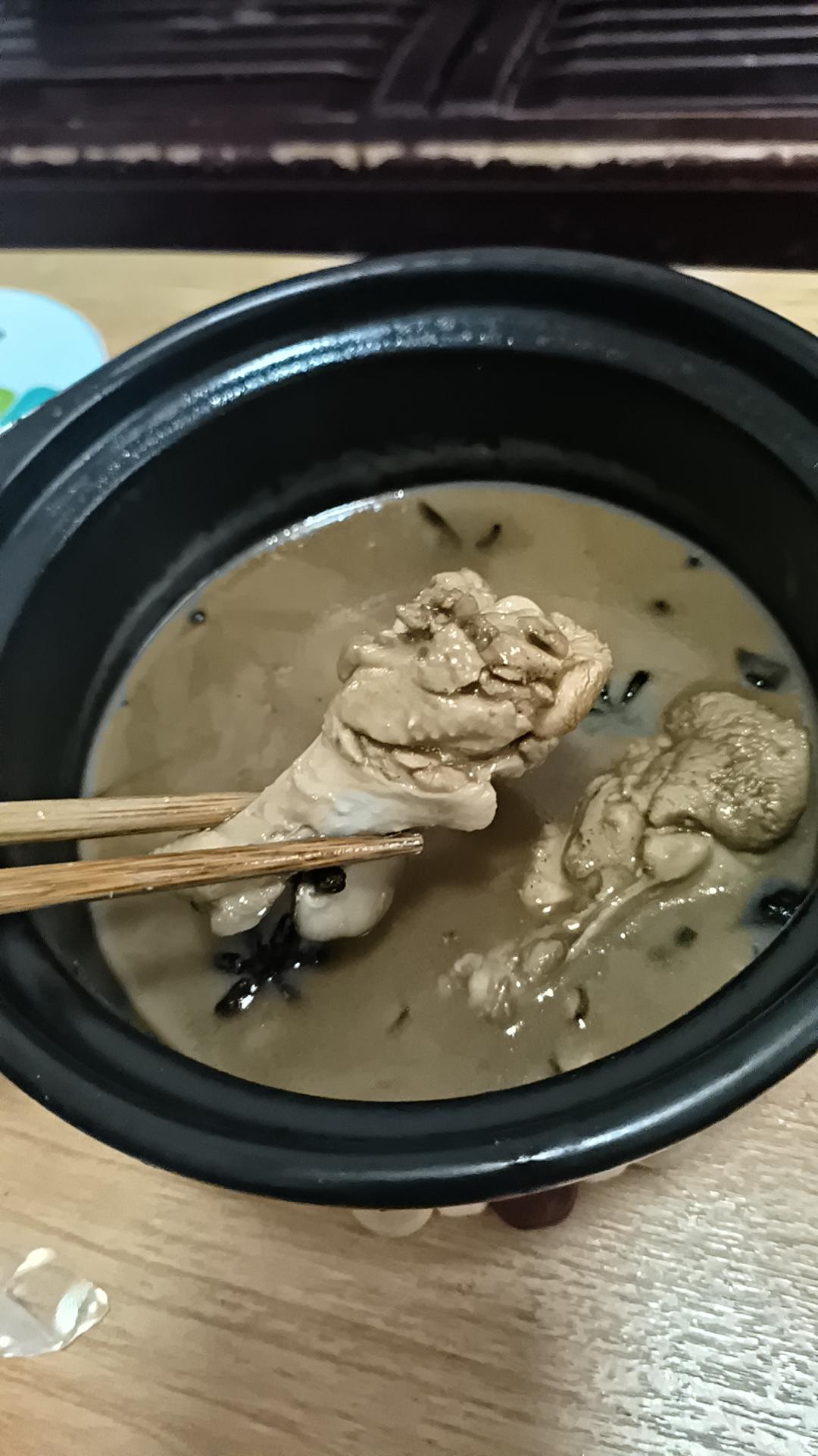 超下饭的蘑菇炖鸡翅，吃出了小时候的味道