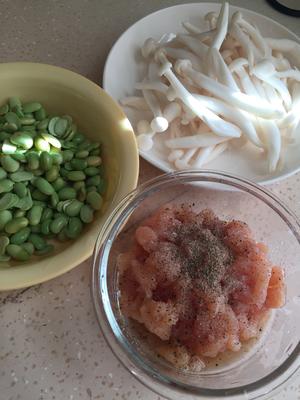 海鲜菇炒毛豆鸡丁的做法 步骤1